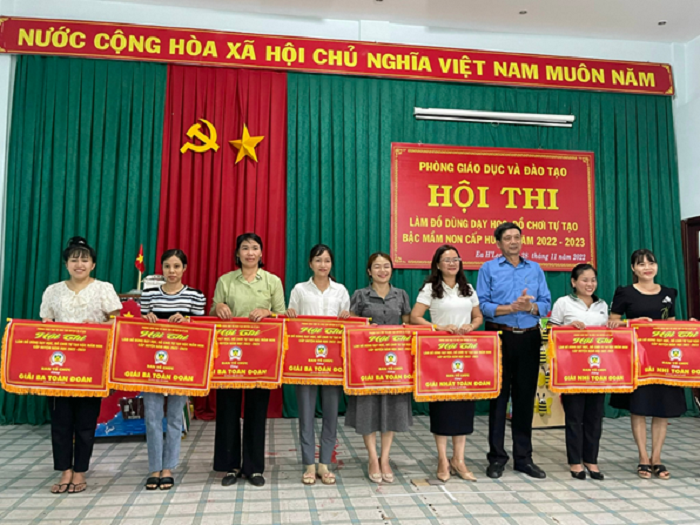 Hội thi làm đồ dùng dạy học, đồ chơi tự tạo bậc mầm non.